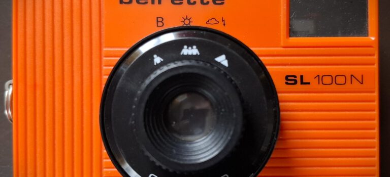 VEB Kamerafabrik Freital – Beirette SL100 N in orange VEB Kamerafabrik Freital – Beirette SL100 N in orange